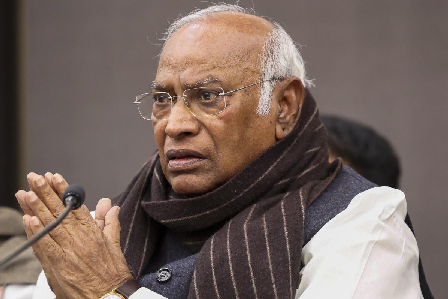 Mallikarjun Kharge Apology Sparks Controversy Over Gujarat Remarks